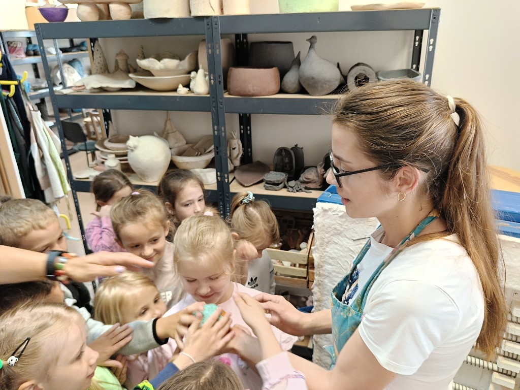 Wizyta ,,Kotków” w pracowni ceramicznej – warsztaty lepienia gliną