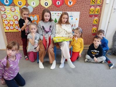 „Cała Polska czyta dzieciom” – Paula i Lilka czytają bajkę w grupie „Słoneczka”