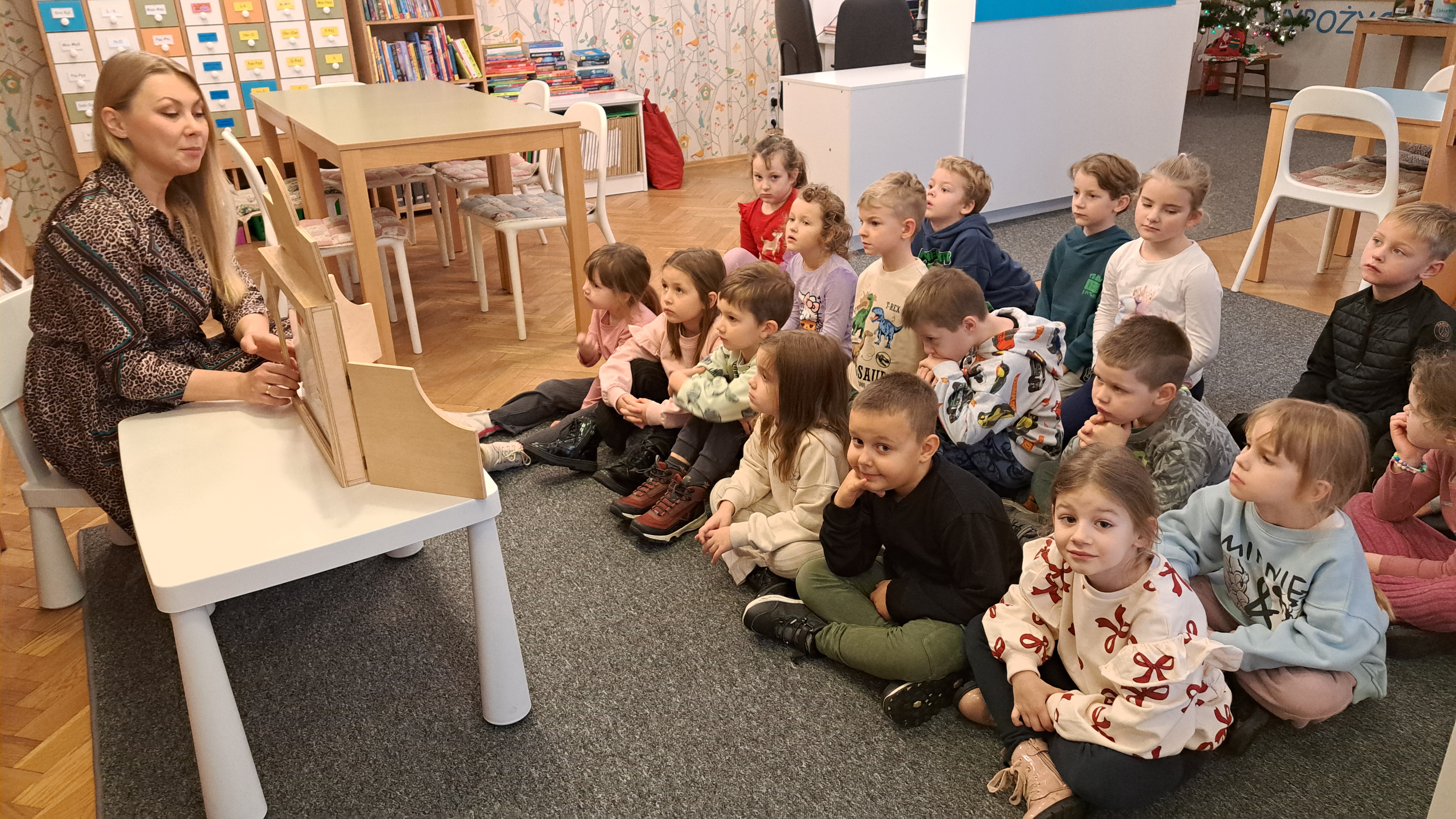 „Smerfy” z wizytą w bibliotece w ramach projektu patriotycznego „Polska, ojczyzna, moja kraina, która się w sercu zaczyna”