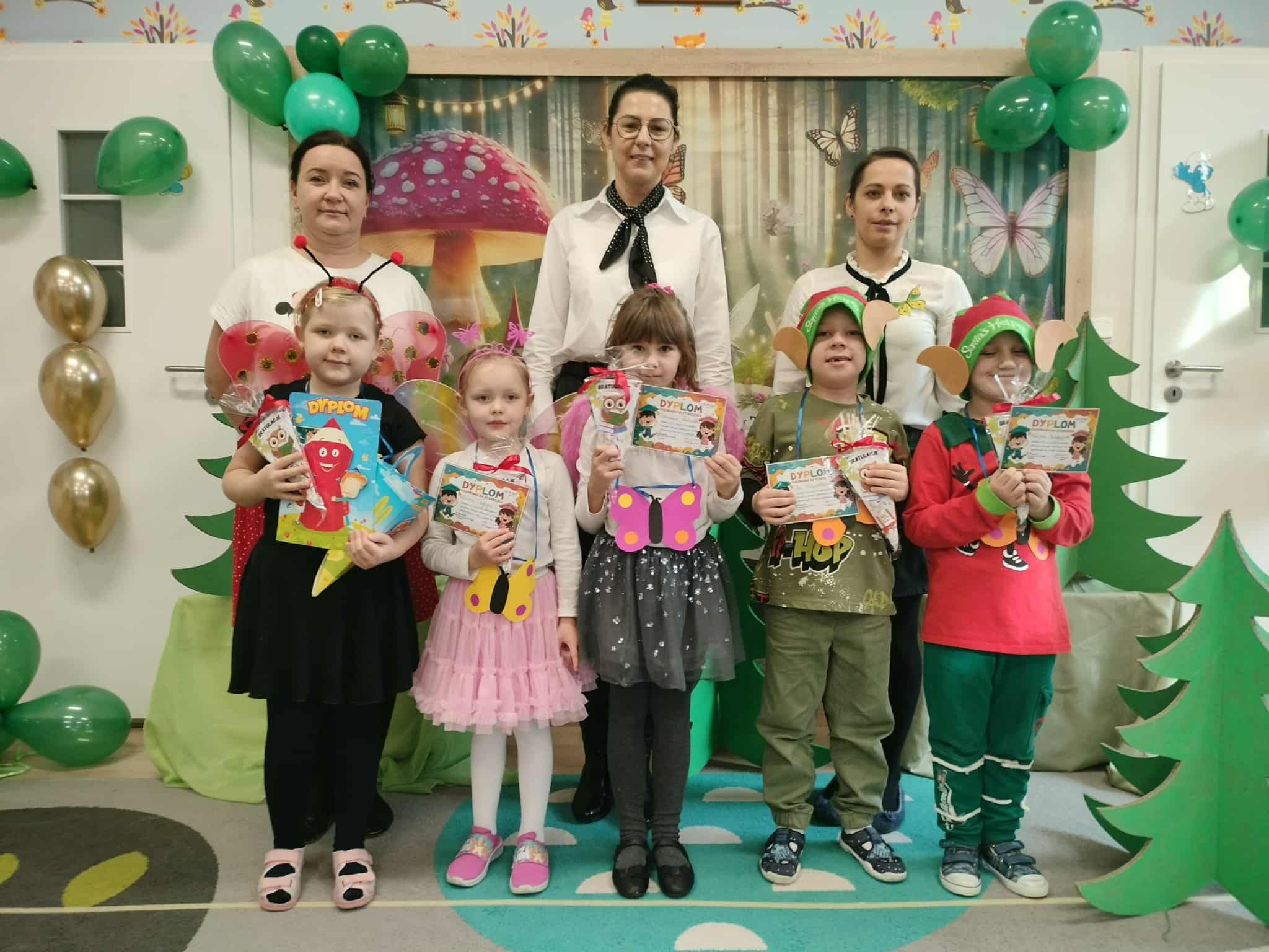 „Bajkowa zerówka” – przedstawienie przygotowane przez 6- latków z grupy „Motyle” i „Smerfy” z okazji pasowania na zerówkowicza