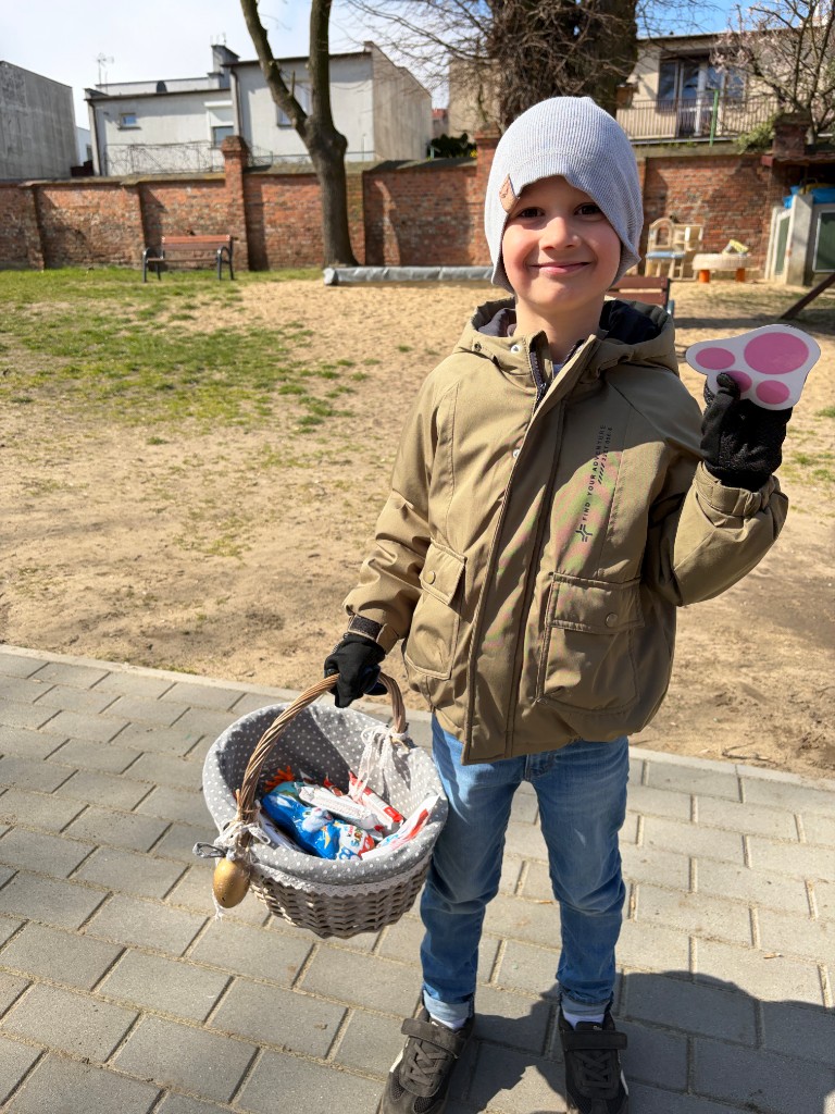 „W poszukiwaniu Zajączka Wielkanocnego i koszyczków” –  gra terenowa grupy „Smerfy”