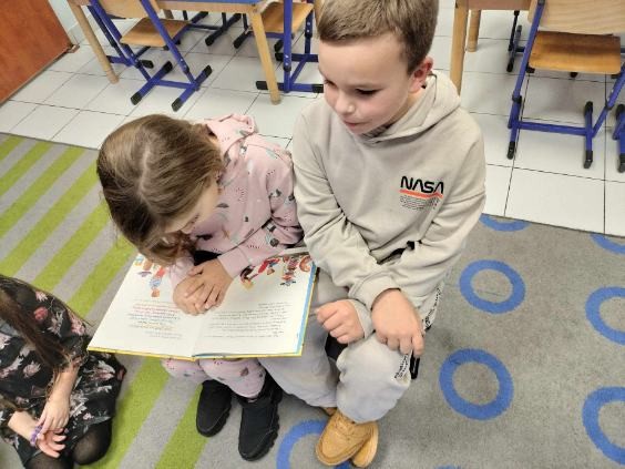 „Cała Polska czyta dzieciom” w grupie „Misie”.