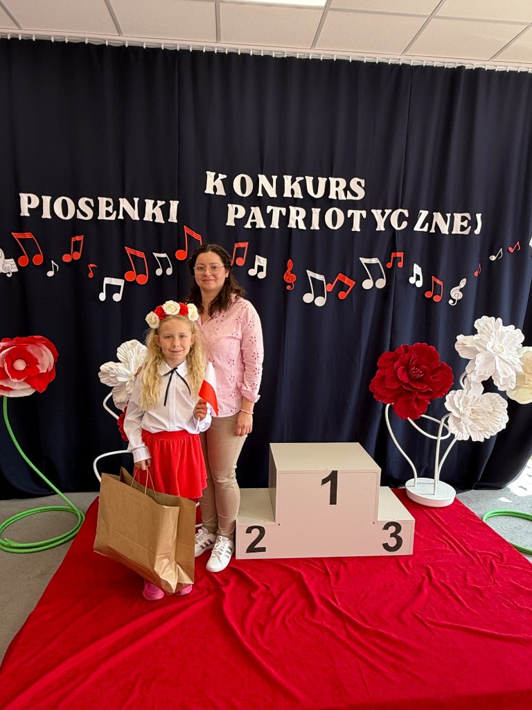 Sukces Łucji w Międzyprzedszkolnym Konkursie Piosenki Patriotycznej