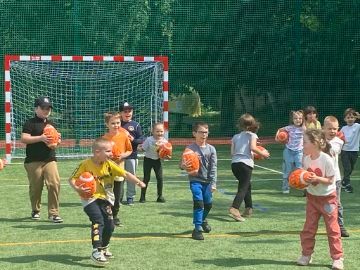 Ostatnie zajęcia sportowe z trenerem z Reissa na boisku przedszkolnym