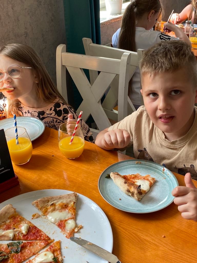 „Misie” z wizytą w restauracji „Czarny Piec”