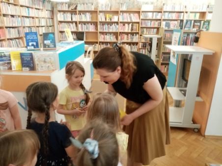Ostatnia wizyta „Słoneczek” w bibliotece w roku szkolnym 2022/2023