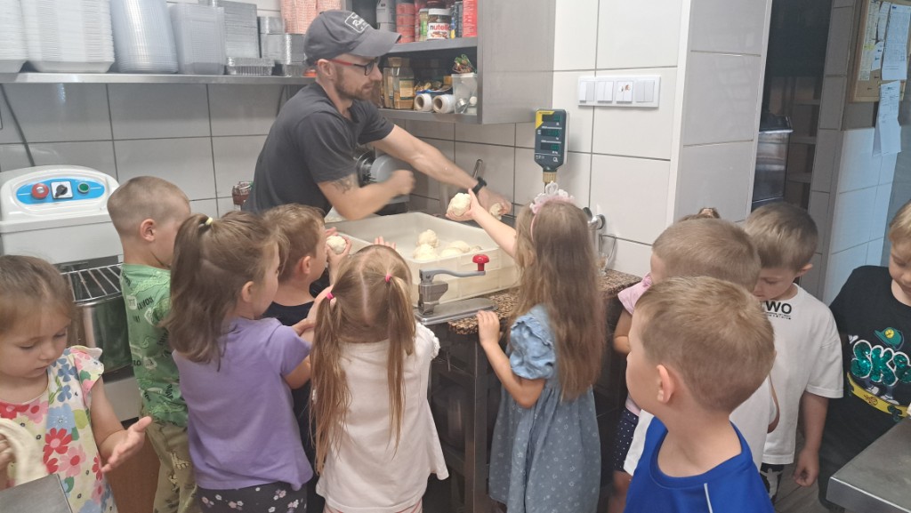 „Smerfy” na warsztatach w pizzerii „Roma”