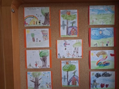 Wystawa prac plastycznych w bibliotece - prace wykonane przez dzieci z grupy MISIE w ramach projektu edukacyjnego PRZYRODA I MATEMATYKA W BAJKACH UKRYTA