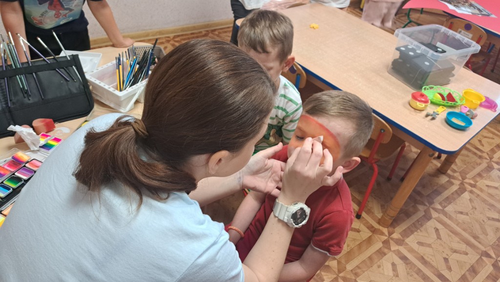 Wakacyjne malowanie u „Smerfów”