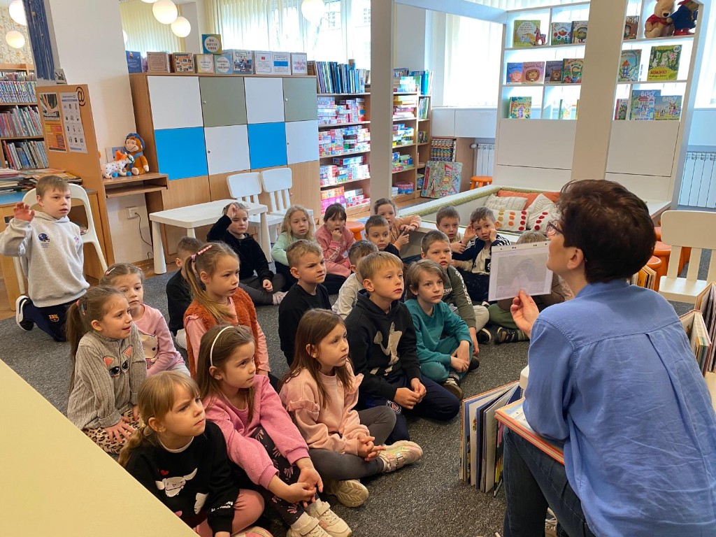 „Smerfy” w bibliotece – projekt edukacyjny „Polska – ojczyzna moja, kraina, która się w sercu zaczyna”