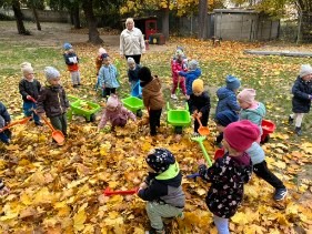 Jesienne porządki w ogrodzie przedszkolnym