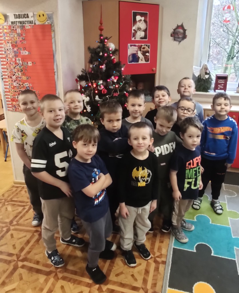 Wspólne ubieranie choinki