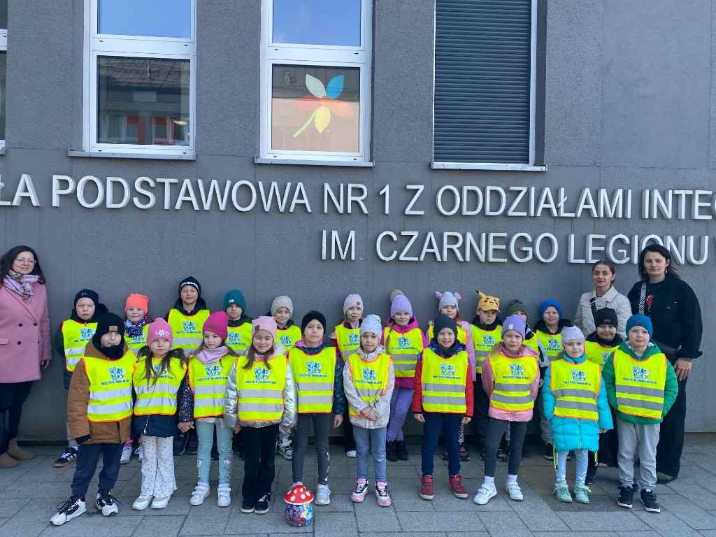 „Smerfy” z wizytą w szkole