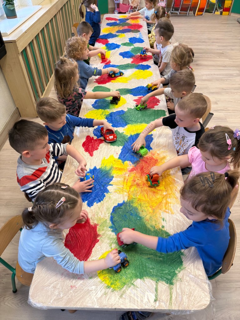 Zabawa sensoryczna – malowanie autkami