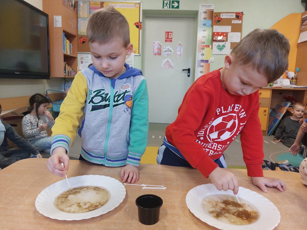 Eksperymenty i zabawy sensoryczne u „Biedronek”
