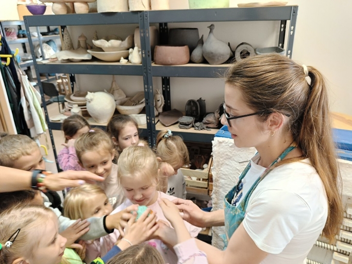 Wizyta ,,Kotków” w pracowni ceramicznej – warsztaty lepienia gliną