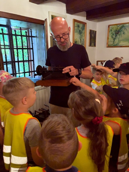Wycieczka „Smerfów” do muzeum w Grabonogu