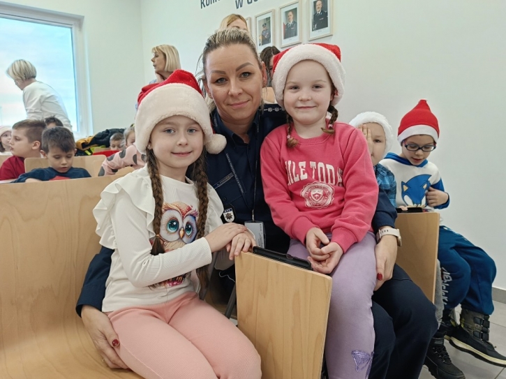 Świąteczne spotkanie dzieci z grupy „Kotki” i „Misie” w Komendzie Powiatowej Policji w Gostyniu