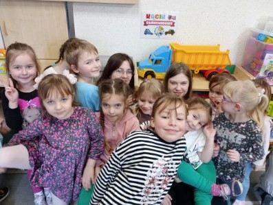 „Cała Polska czyta dzieciom” – odwiedziny absolwentek przedszkola