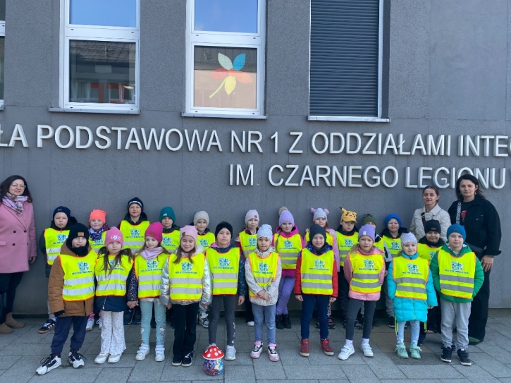 „Smerfy” z wizytą w szkole