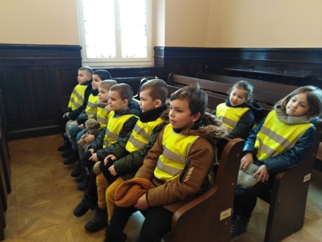 Misie zwiedzają budynek Sądu Rejonowego w Gostyniu