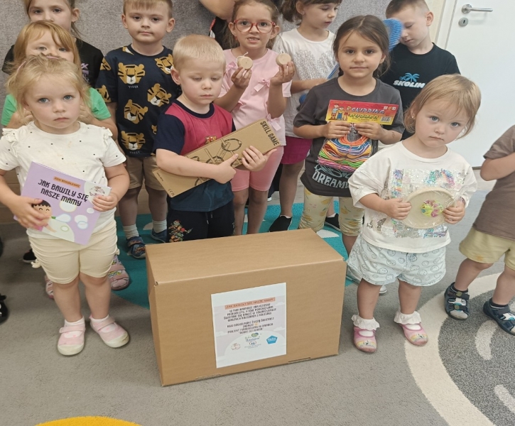 Prezent dla dzieci z naszego przedszkola od Koła Gospodyń Wiejskich w Bogusławkach.